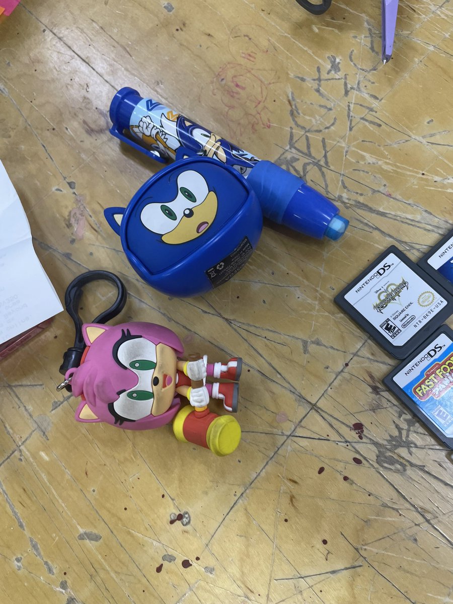 I love that I always bring this things to school #SonicTheHedgehog