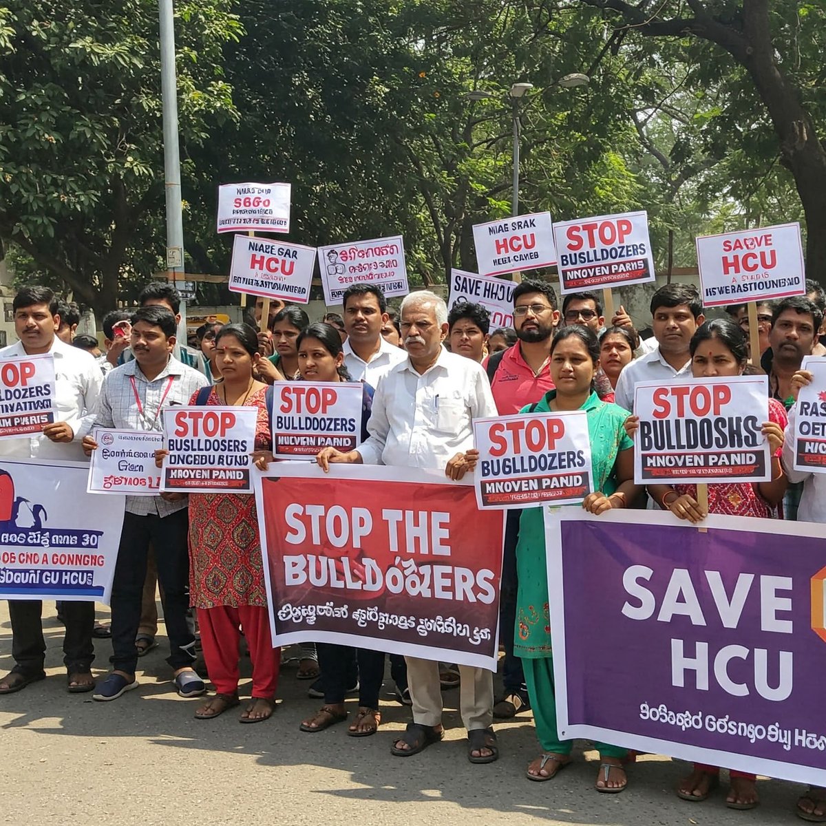 Karingula10's tweet photo. Telangana Congress bulldozing 400 acres of HCU land, destroying biodiversity and habitats. Reckless disregard for the environment. Stop this destruction! #TelanganaGovt #HCULand #BiodiversityLoss #StopTheBulldozers https://t.co/Mf5TxaTciV