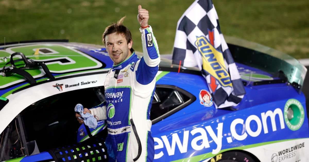 coachmundoreyes's tweet photo. Daniel Suarez este fin de semana en la @NASCAR en Darlington SC. @EstadioAbc https://t.co/qI55xTYr71