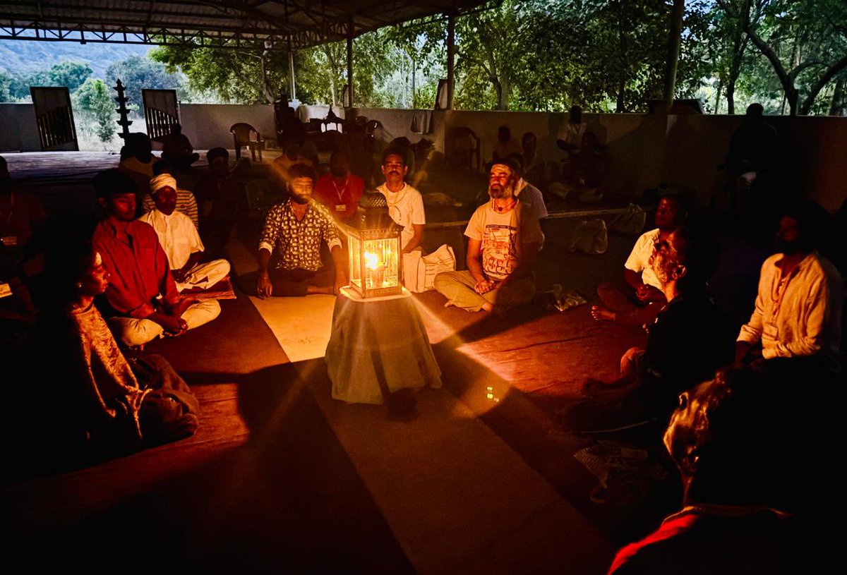 VallalarMission's tweet image. மேற்கு தொடர்ச்சி மலையடிவாரத்தில் குரு அருளாலும் திருவருளாலும் பயிற்சி முகாம் இனிதே நிறைவு பெற்றது

#meditationclasses #meditationpractice #yogaclass #yogapractice #Vallalar #vallalarmeditation #Vallalarclass #Vallalarsatsang #Vallalarsathvicharam #sanmargaspeech #Dhyanam