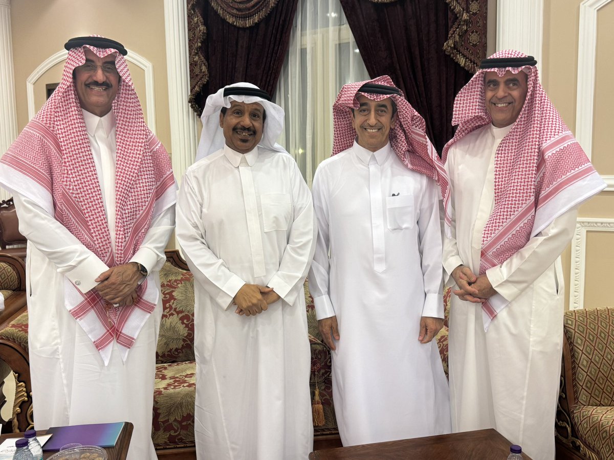 alialattass's tweet photo. أقامت أسرة البواريد
إجتماعها السنوي في مجلس البواريد بالرياض والذي تكفل ببناءه الراحل المهندس محمد بن سعد البواردي رحمه الله و شركه محمد وعبدالرحمن السعد البواردي وذلك أول وثاني وثالث أيام  عيد الفطر المبارك لهذا العام 1446 هـ وفي مساء اليوم الثالث أقيم حفل خطابي خاص بجائزة البواريد للتميز في حفلها الخامس برعاية الأستاذ / سامي بن عبدالرحمن بن فهد البواردي حيث كرم عدد من المتميزين والمتميزات في المجالات العلمية والوظيفية وريادة الأعمال إثر ذلك أقيمت فقرات من العرضة السعودية والتقطت بعض الصور التذكارية والصور الجماعية للحضور ثم تناول الجميع طعام العشاء المعد بهذه المناسبة السعيدة .
وبعد العشاء تمتع الجميع في الساحة الخارجية بالهواء الطلق والمشاركة بفقرات من فن السامري حتى ساعة متأخره بعد منتصف الليل .
الجدير بالذكر أن هذا الإجتماع هو 
الاجتماع السابع والثلاثون .