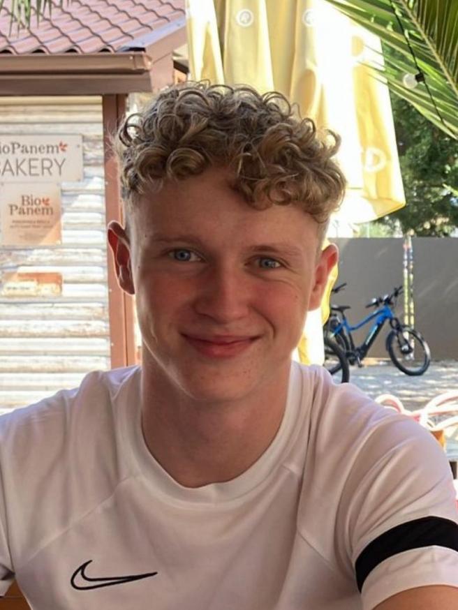 Debuut in het seniorenvoetbal bij <a href="/SVGramsbergen/">SVGramsbergen</a> !

Zaterdagmiddag om 12.00 zal ons jonge talentvolle lid <a href="/RubenRolfes/">Ruben Rolfes</a> uit <a href="/vvBruchterveld/">v.v. Bruchterveld</a> zijn debuut gaan maken in het seniorenvoetbal bij de confrontatie tussen <a href="/svGramsbergen2/">Gramsbergen 2</a> en <a href="/kvvquick20/">KVV Quick'20</a> 2! 

#NextGen
#SNONijverdal
#Trots