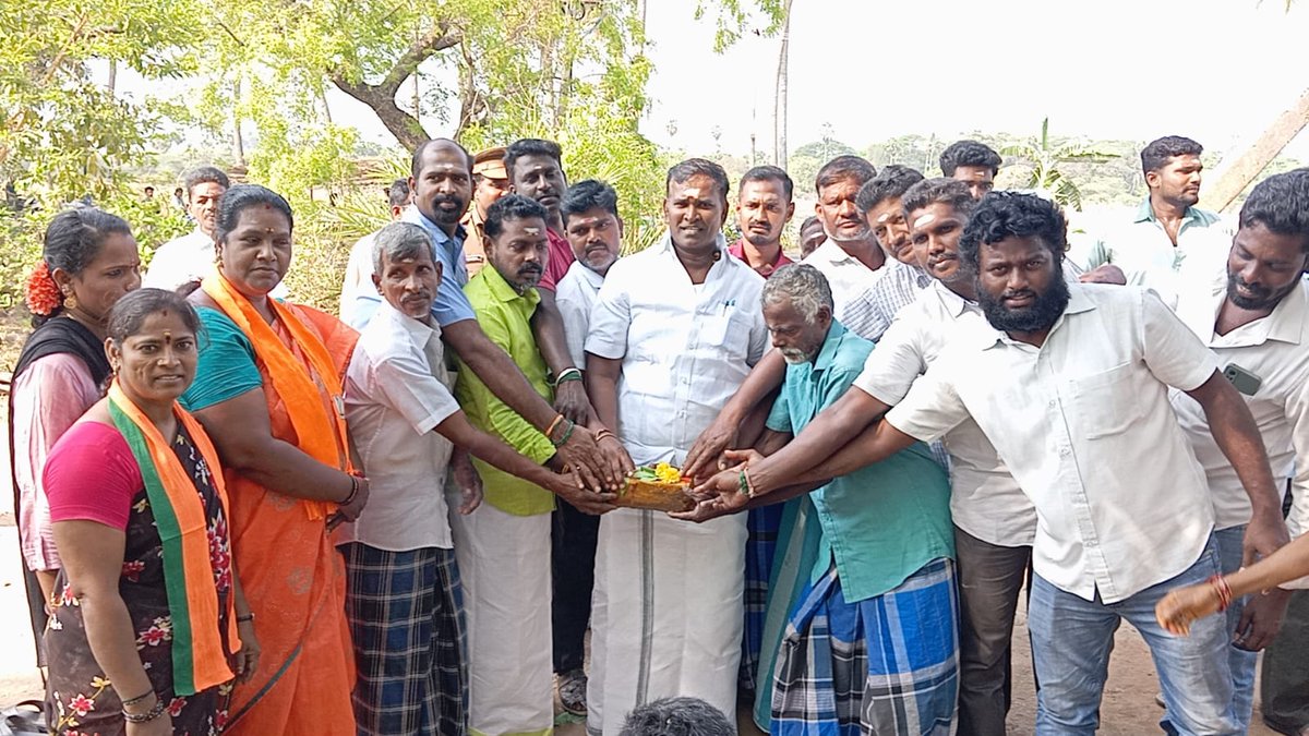 AKSaiJSaravanan's tweet photo. எனது ஊசுடு தொகுதிக்குட்பட்ட ராமநாதபுரம் பகுதியில் உள்ள சுடுகாட்டு பாதைக்கு ரூ.11 லட்சம் மதிப்பீட்டில் தார் சாலை அமைப்பதற்கு அரசாணை பெற்று, இன்று அப்பணிக்கான பூமி பூஜை நிகழ்ச்சியில் அதிகாரிகள் மற்றும் பொதுமக்களுடன் கலந்து கொண்டேன்.@BJP4Puducherry @BlrNirmal @blsanthosh https://t.co/HiwVQ8dGsi