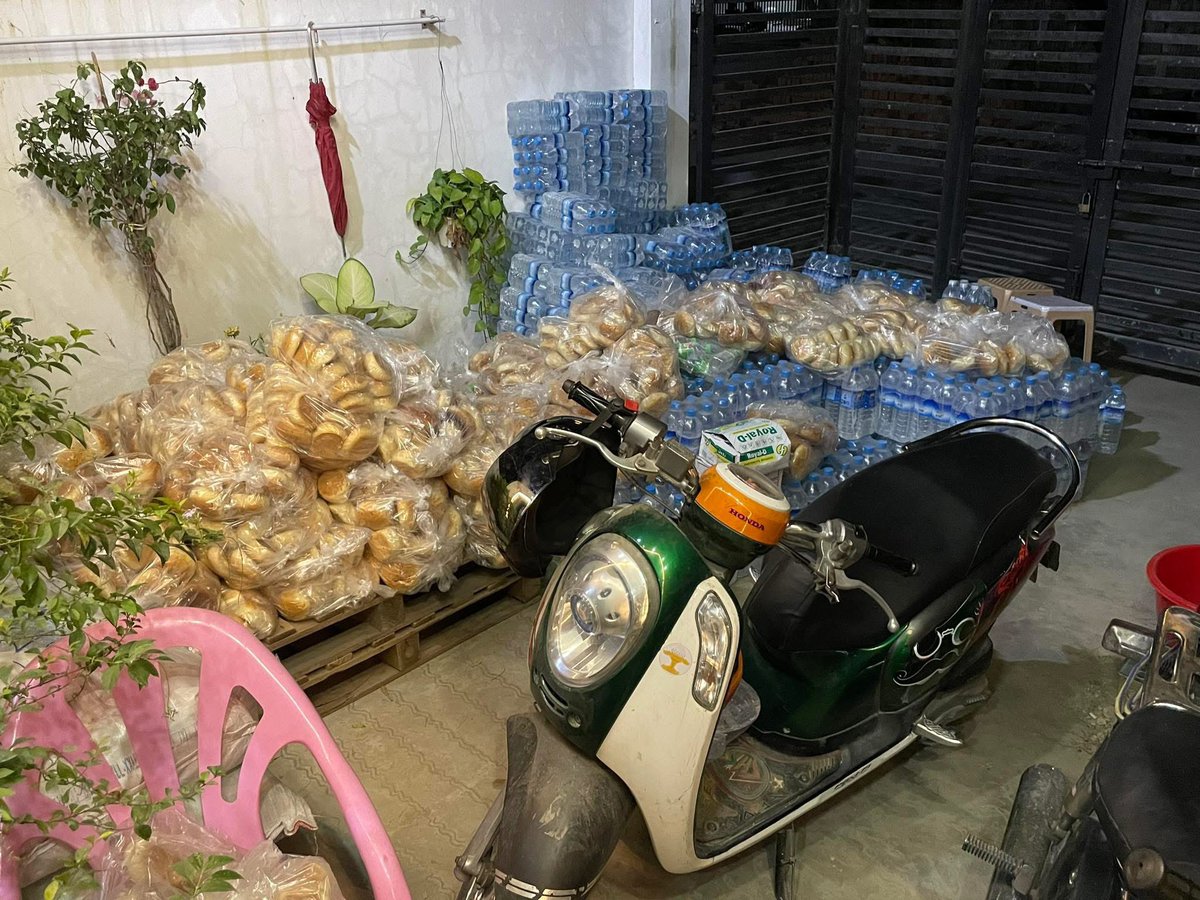 LinnY58240's tweet image. For the areas affected by the earthquake, the admin team donated: 100,000/- to Revodol, 300,000/- to Ko La Gon Eain who is directly providing aid on the ground, and 120,000/- to YRYEA-Yangon Region Youth Entrepreneurs Association.

EMERGENCY AID FOR MYANMAR
#HelpMyanmarQuake