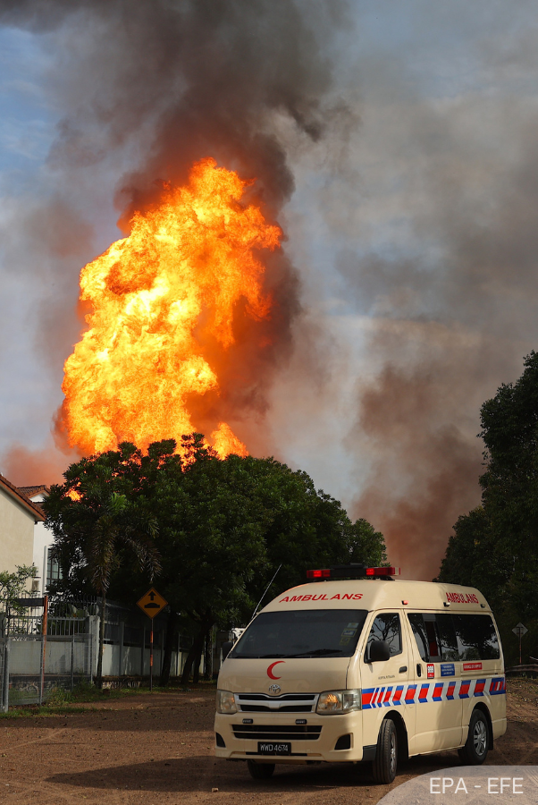 NewsBFM's tweet photo. MIDF Research has estimated that Petronas Gas Bhd will incur a one-off impairment of between RM18 and RM25 million following a gas leak fire in Putra Heights yesterday.

The estimated financial impact includes revenue loss, repair costs, public compensation, and reputational management.

🧵1