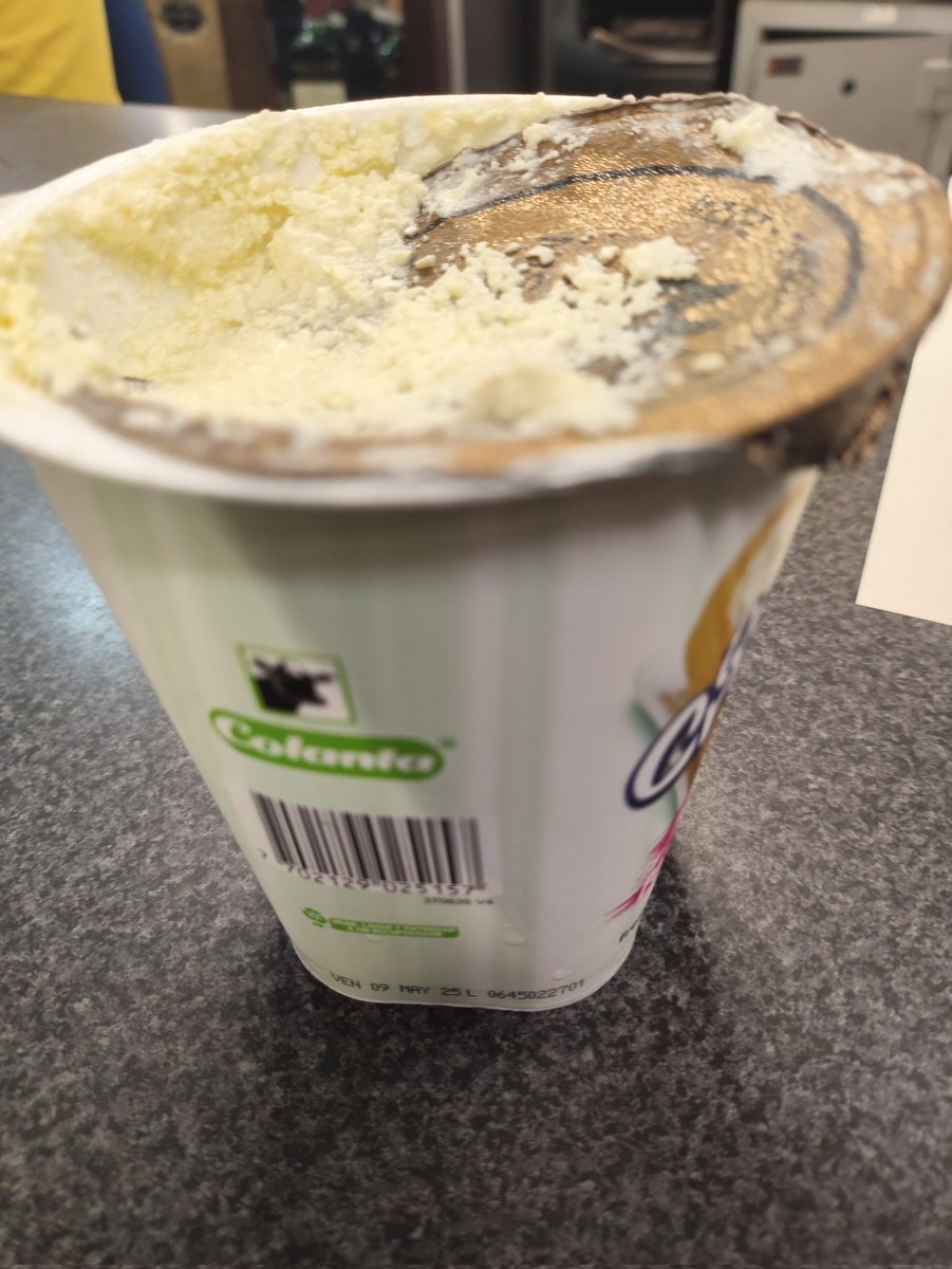 Poisoncol's tweet photo. @ColantaOficial hola señores. Compré un queso para untar y salió dañado. Aún cuando la fecha de vencimiento era lejana. Como procedo? https://t.co/fcMjp5AkMF