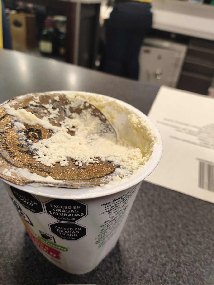 Poisoncol's tweet photo. @ColantaOficial hola señores. Compré un queso para untar y salió dañado. Aún cuando la fecha de vencimiento era lejana. Como procedo? https://t.co/fcMjp5AkMF