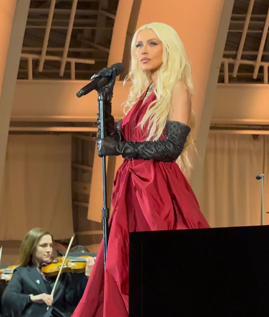 Christina Aguilera simplesmente deslumbrante agorinha no Hollywood Bowl.