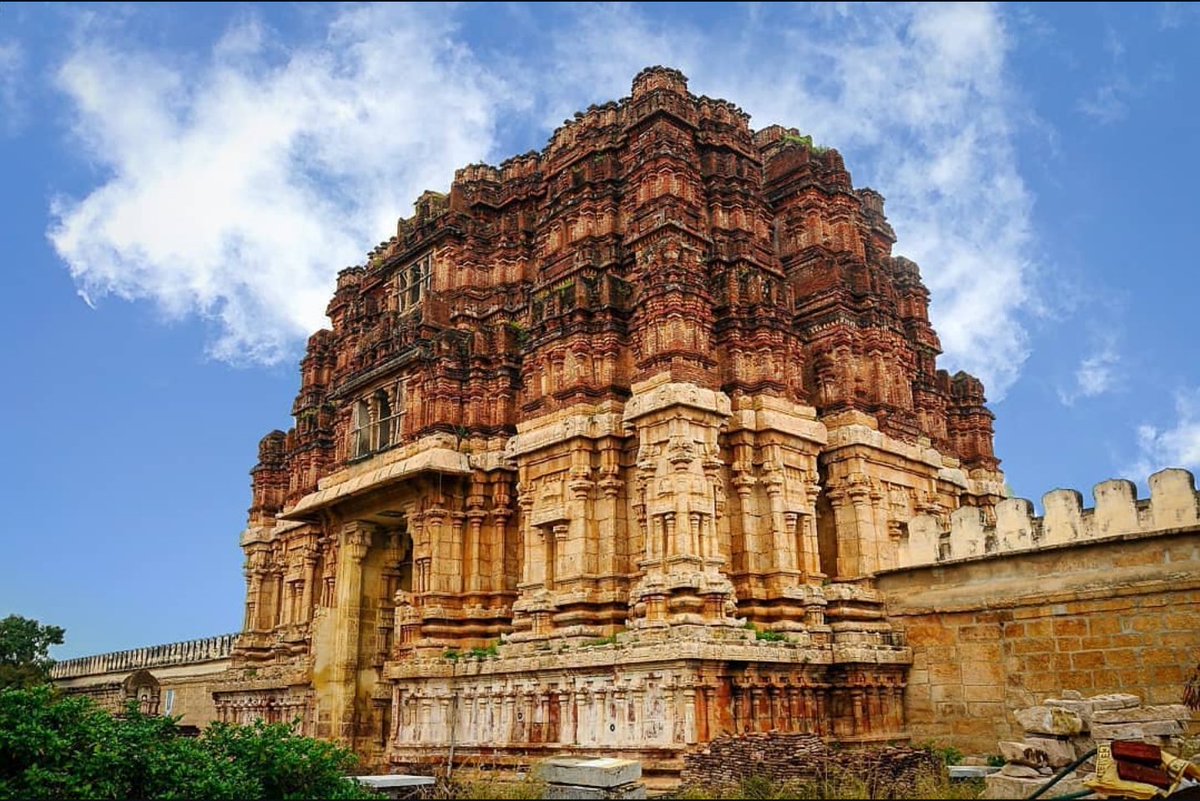 rupa_prabhakar's tweet image. 4. Did you see the dipilated gopuram? 😞 It's heartbreaking. Let's make sure to protect our cultural spaces 🙌🏻 

#TemplesofTamilnadu