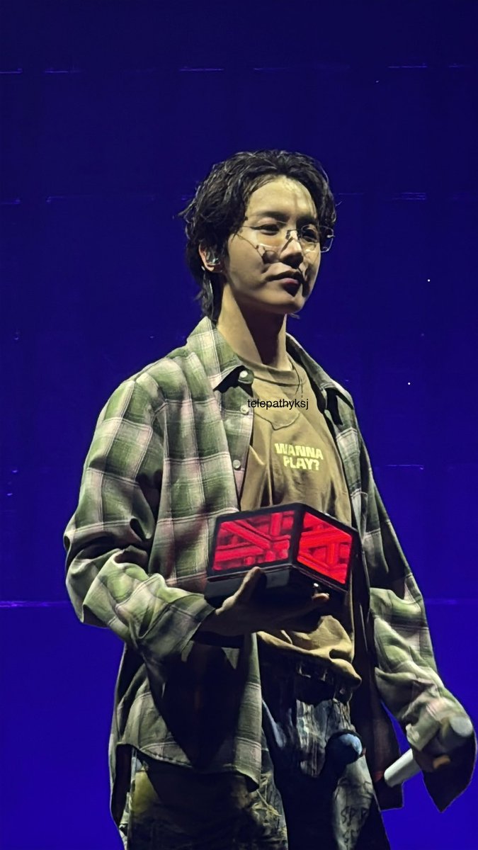 telepathyksj's tweet photo. JAYYYY WTFFF THE GLASSES https://t.co/52z8CNJ7SG