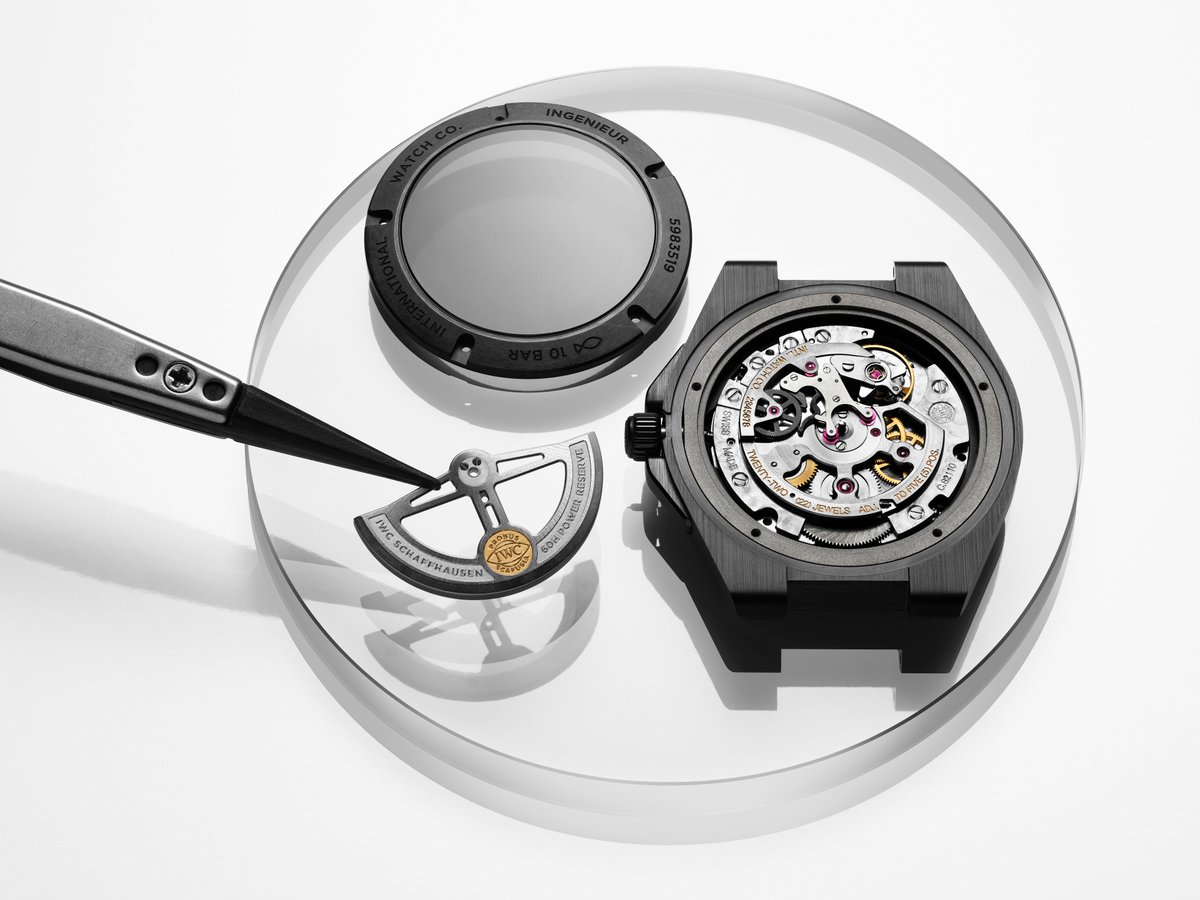 als_uhruhr's tweet image. 「インヂュニア・オートマティック 42」。ジェラルド・ジェンタによるケース一体型ブレスレット  デザインで知られる「インヂュニア」がIWCの素材技術により、初のフルセラミック仕様で登場。インヂュニアのデザインを忠実に再現、可能な限りスリムなスタイルを実現
watch-media-online.com/news/9729/