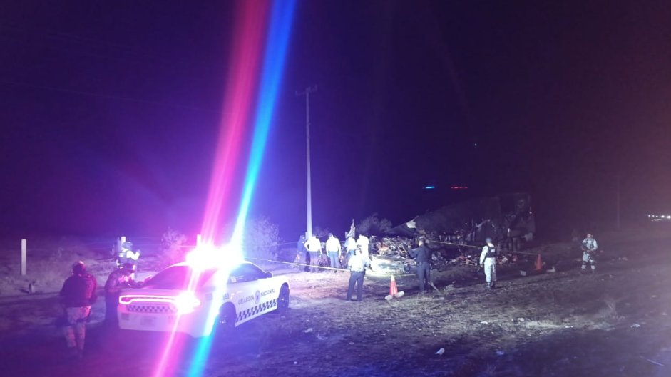 #TomePrecauciones en #SLP continua cierre parcial de circulación por #Accidentevial cerca del km 033+500 carretera (2370) San Luis Potosí-Lagos de moreno. Atienda indicación vial.