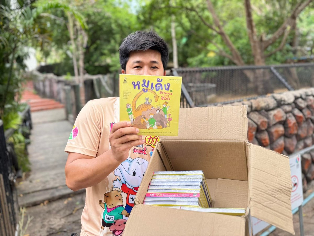 KhaokheowZoo's tweet photo. ได้มาแล้ววววว หนังสือ #หมูเด้ง BEHIND THE ZOO ขาหมู แอนด์เดอะแก๊ง 

ไม่รู้จะแจกไงดี ? กดไลค์ กดติดตามเพจ คอมเม้นต์ใต้โพสต์นี้ ทำไมถึงอยากได้หนังสือหมูเด้ง ถูกใจแอดมิน รับ1เล่ม (ขอคนที่สะดวกมารับที่สวนสัตว์เองนะครับ🥰)

ใครอยากได้ก่อนไปซื้อได้ที่งานนะครับ หรือออนไลน์
https://t.co/00xssIk0IR

หรือตรงไปเลยที่ !
บูธขายหัวเราะ บูธ E40 ในงานสัปดาห์หนังสือแห่งชาติ ณ ศูนย์การประชุมแห่งชาติสิริกิติ์ (ฮอลล์ 5-8 ชั้น LG) ตั้งแต่วันนี้ - 7 เมษายน 2568

ติดต่อสอบถาม
เฟซบุ๊ก: ขายหัวเราะ / ขายหัวเราะ Studio
อินสตาแกรม: kaihuaror_official

#หมูเด้งBehindTheZoo #ขายหัวเราะ #ขายหัวเราะStudio