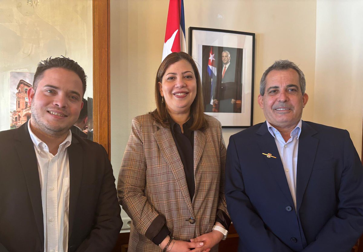 La Embajadora Joan Cedano visitó al Embajador de Cuba, Juan Antonio Fernández Palacios, en Bruselas. Dialogaron sobre temas de interés común y reafirmaron su compromiso de fortalecer la cooperación bilateral 🇩🇴🤝🇨🇺

#Diplomacia #RelacionesBilaterales #RDenBélgica