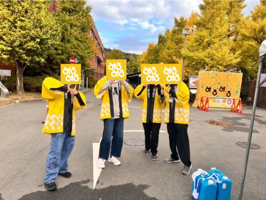 kit_mf_committe's tweet photo. 松ヶ崎祭実行委員です✨
本日は松ヶ崎祭当日の実行委員の様子を紹介!
実行委員、と聞くと硬く思えるかもしれませんが、
温かい人たちにあふれた素敵な場所です!
質問や興味のある方は、お気軽にdmまで💌
#春から工繊 #京都工芸繊維大学 #京都工繊 #mf54 #毎日投稿中 #松ヶ崎祭 #新歓 https://t.co/LvUxGIJjUY