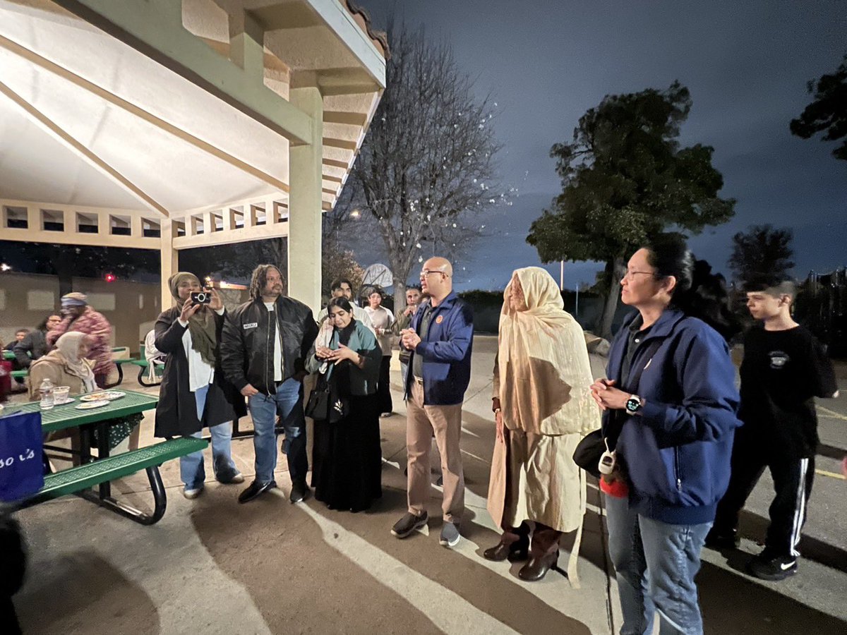 นายต่อ ศรลัมพ์ กงสุลใหญ่ ณ นครลอสแอนเจลิส และภริยาได้เป็นเจ้าภาพเลี้ยง ละศีลอดในโอกาสอันเป็นมงคลเดือนรอมฎอน ประจำปีฮิจเราะห์ศักราช 1446
thaiconsulatela.thaiembassy.org/th/content/pr-…