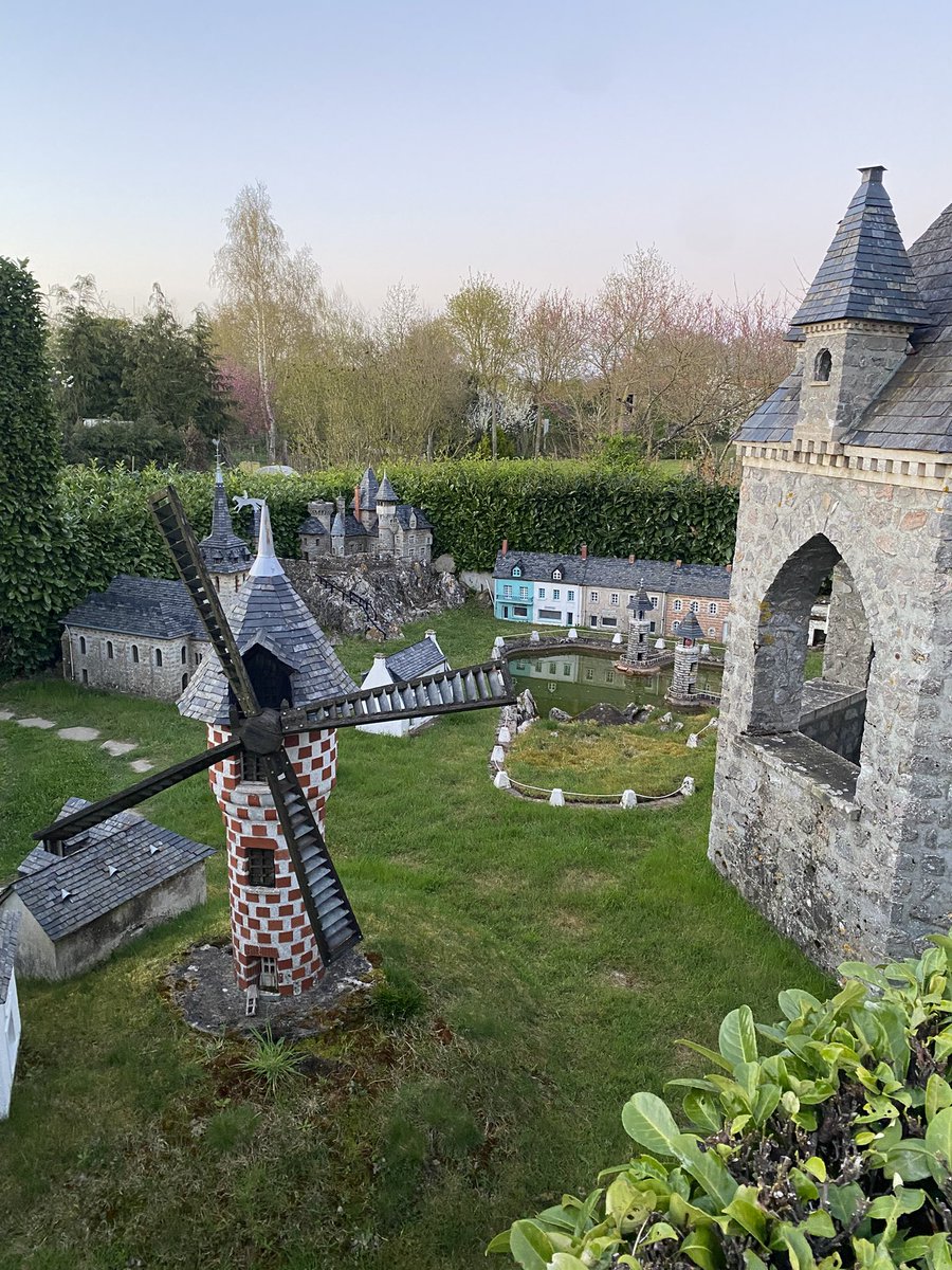 Jusqu’à samedi, je tourne en rond autour du Carré, qui est à Château-Gonthier-sur-Mayenne. L’étape du jour débute à Saint Martin de Villanglose, avec une question, qu’est-ce qui vous fait bouger ? Bonne Balado !
shows.acast.com/62063a74b5f15c… via <a href="/acast/">Acast</a>