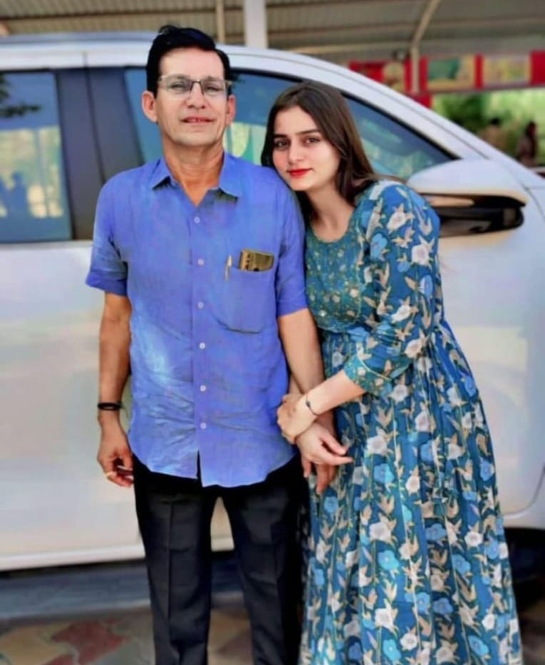 {एक बेटी जो डॉक्टर बनने का सपना देख रही थी,
 वो कल गहलोत पीजी, रातानाडा जोधपुर में संदेहास्पद परिस्थितियों में दुनिया छोड़ गई।}💔😥😭
एक घर से दूर पढ़ने वाली लड़की ऐसे कदम कभी नहीं उठा सकती इसकी पूरी जांच कर के दोषियों को सजा मिलनी चाहिए