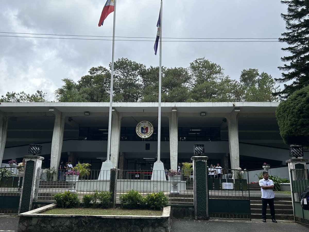 Nasa Supreme Court na sa Baguio City ang mga petisyoner para sa ikaapat na oral argument sa P89.9 billion PhilHealth transfer fund. #News5 | via Camille Samonte