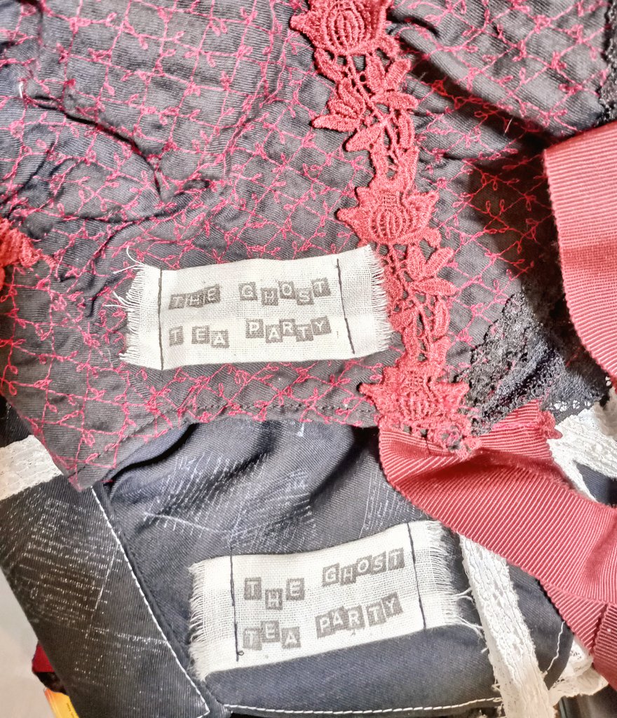 ボンネット2点が出来上がりました〜
1点は昔のイタい白黒ゴスロリテーマで、1点はミシン刺繍で作った生地の赤✕黒エレガンスな物です！後ほどショップに出品します！