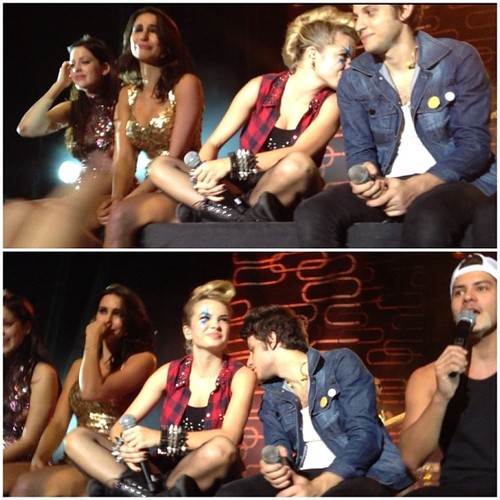 AcervoRNU's tweet image. Eu pedi pra fazer de novo com a foto completa e a ia fez o Chay beijando o ombro da Lua duas vezes. 😂😂😂