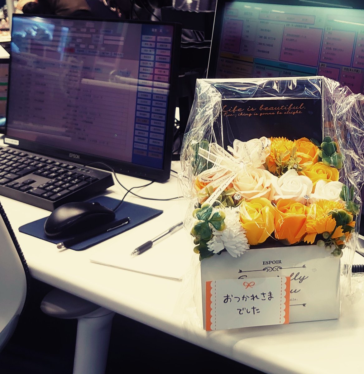 kidouhiroyuki's tweet photo. ドラマ最後まで楽しんでもらえて良かったです。
皆々様ありがとうございました！
クランクアップでいただいた黄色い花は、今は我が家で存在感を出してくれています。 https://t.co/vnxuCFRj7d