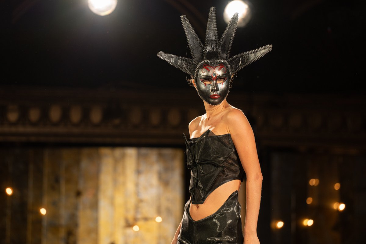 ModellaProject's tweet image. Normally I’m not a fan of outfits that aren’t practical. But there’s something to be said for ones that are just outlandishly cool.

----

Model Unknown

Full Shoot - themodellaproject.myportfolio.com/nyfw-summer-20…

Sony A7R5 – Tamron 70-180

180mm - 1/250 sec – f3.5 - ISO 400

Image 124-105