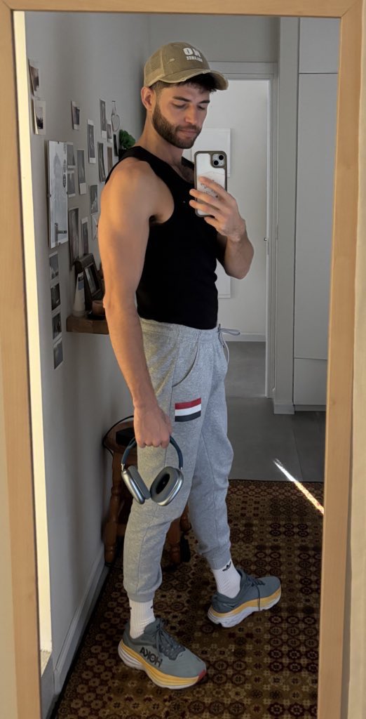 Who likes big bi 🍆? 
Follow for more exclusive content 😈