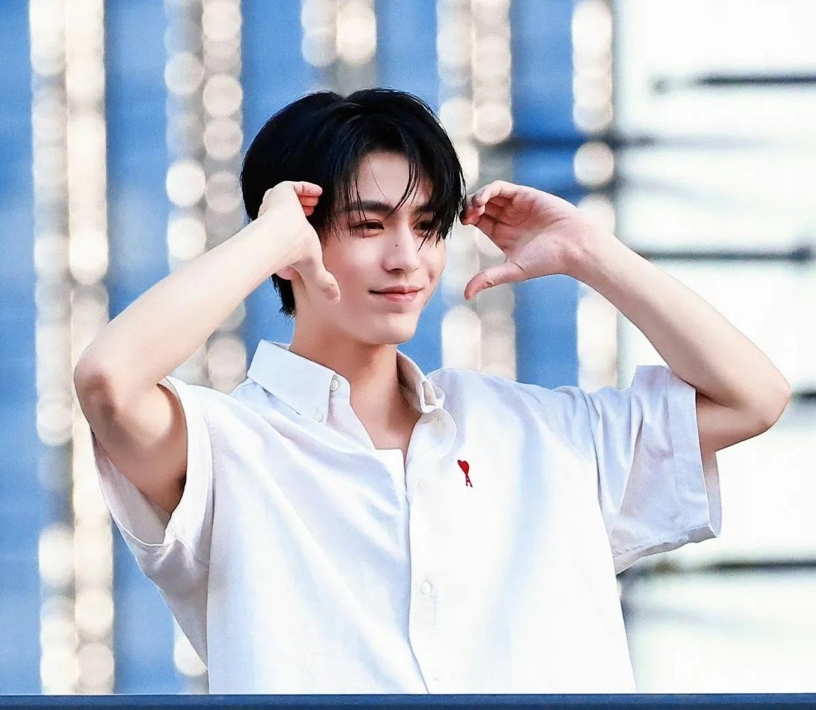 DailyZLH's tweet photo. 220 fansites of other artists posted about #ZhangLinghe,highest number of posts for male artists on 04/01 and compared to last year a huge📈(almost x10)proving how he is gaining attention among the general audience through his works &amp; positive image🤗 https://t.co/08QiySgld4
