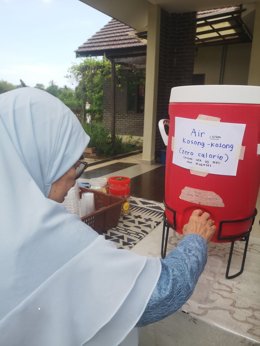 SueKz93's tweet photo. As usual, my job utk openhouse ialah bahagian pengurusan sisa.

More to educating je sbnrnya. 😁

Good to see people pause &amp; think first before throwing. 

Dtg openhouse pn kena berfikir. Bukan dtg makan je. Haha.

Air kosong mesti ada utk rumah yg ada 3doktor. Health education. https://t.co/pQji8tWSdd