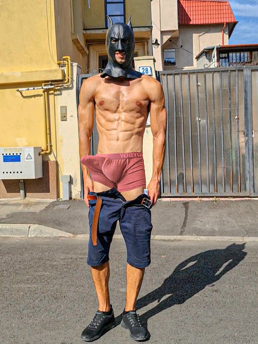 FitManDan99's tweet photo. Batman shows 🍆 https://t.co/Fj3emFOVWO