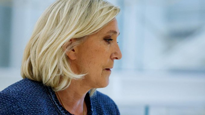 AndersonAfDMdEP's tweet image. 🇬🇧|2 years of electronic monitoring, 5 years loss of voting rights, a €100,000 fine, and disqualification from running for president – the verdict against @MLP_officiel in #France is harsh. One can’t help but wonder why others – like @vonderleyen – get away with lies, scandals,…