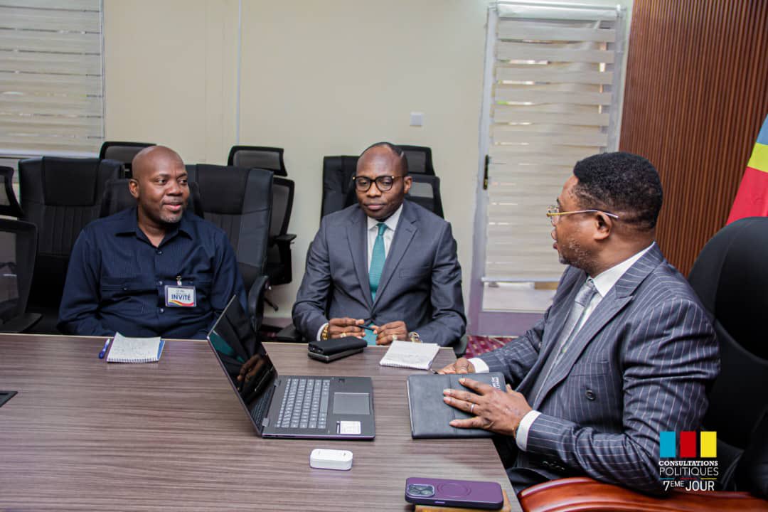 aramaema's tweet photo. RDC/CONSULTATIONS POLITIQUES 7ième JOUR: 

À SA QUALITÉ DE MEMBRE DU PRÉSIDIUM DE L’UNION SACRÉE POUR LA NATION ET PERSONNALITÉ POLITIQUE DÉSIGNÉE PAR LA HAUTE AUTORITÉ, LE GOUVERNEUR DE LA PROVINCE DU HAUT -UELE L’HON JEAN BAKOMITO GAMBU A DONNÉ SA CONTRIBUTION LORS DE SON ENTRETIEN AVEC LE CONSEILLER SPÉCIAL DU CHEF, IL EN A PROFITÉ POUR APPELER TOUTES LES FORCES SOCIO-POLITIQUES À S’UNIR DERRIÈRE LE CHEF DE L’ÉTAT POUR DÉFENDRE LA PATRIE FACE À L’AGRESSION RWANDAISE ET SES SUPPLÉTIFS DE L’AFC/M23.

EAO