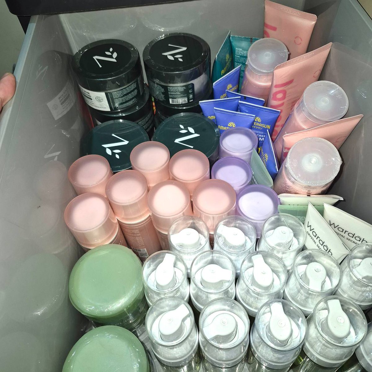 strwbrycy's tweet photo. halo, berhubung sebentar lagi 4.4, aku mau jual skincare dan makeup underprice hasil war aku nih. ayok dibelii🫶🏻 https://t.co/UAVr0dbGDW