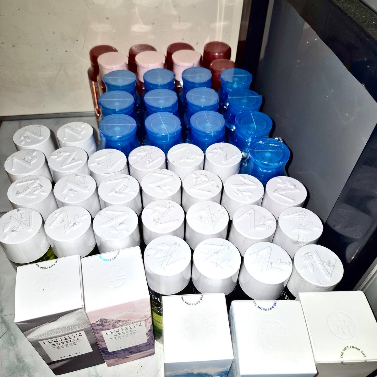 strwbrycy's tweet photo. halo, berhubung sebentar lagi 4.4, aku mau jual skincare dan makeup underprice hasil war aku nih. ayok dibelii🫶🏻 https://t.co/UAVr0dbGDW