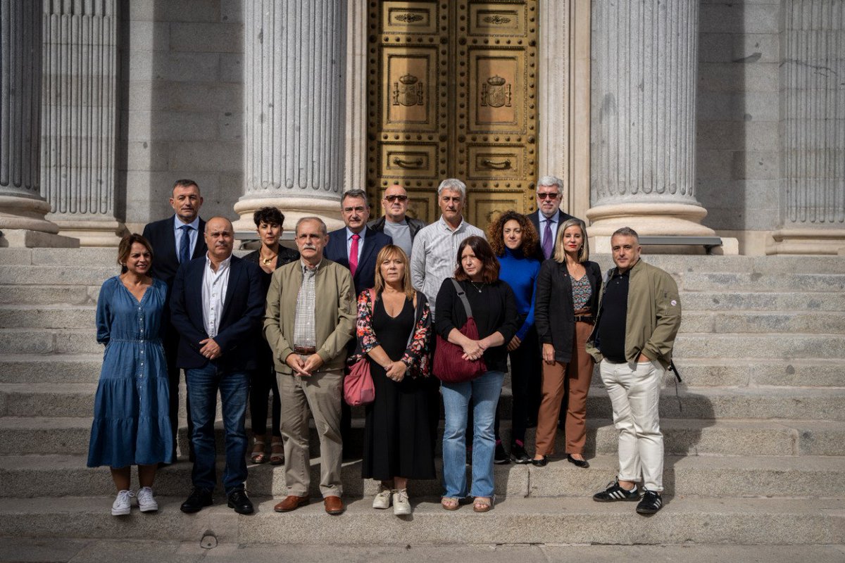 Nota de prensa de los grupos parlamentarios de <a href="/eajpnv/">EAJ-PNV</a> <a href="/Esquerra_ERC/">Esquerra Republicana</a> <a href="/JuntsXCat/">Junts per Catalunya🎗</a> <a href="/sumar/">Sumar</a> <a href="/ehbildu/">EH Bildu</a>  <a href="/PODEMOS/">Podemos</a> y <a href="/obloque/">BNG - Bloque Nacionalista Galego</a> exigiendo al Gobierno la aprobación del Reglamento de la Ley del fondo de las víctimas del #amianto en los términos planteados por FEDAVICA, <a href="/CCOO/">Comisiones Obreras</a> y UGT