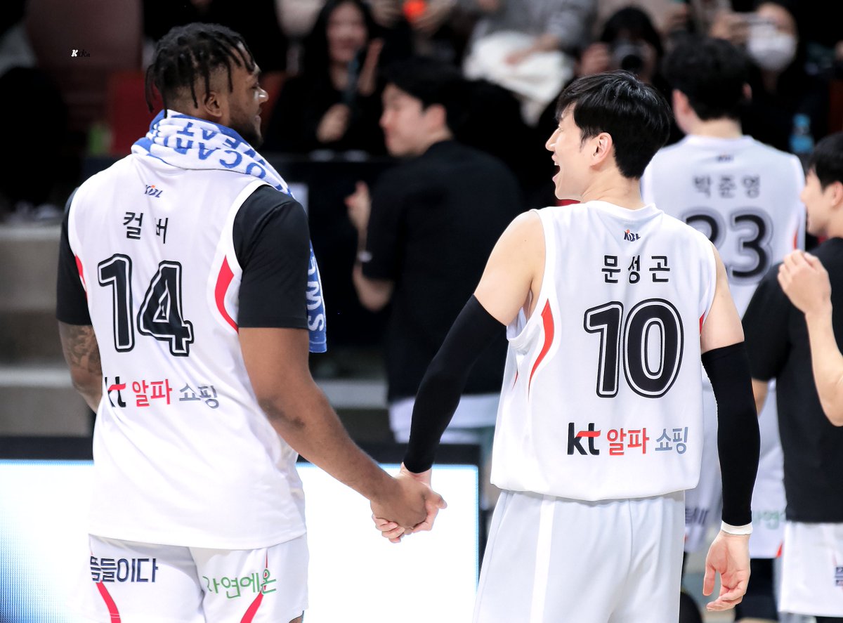 Kickit59's tweet image. 새 친구 진짜 잘 챙겨줌 아웅 따뜻해~~

#문성곤 #KT소닉붐