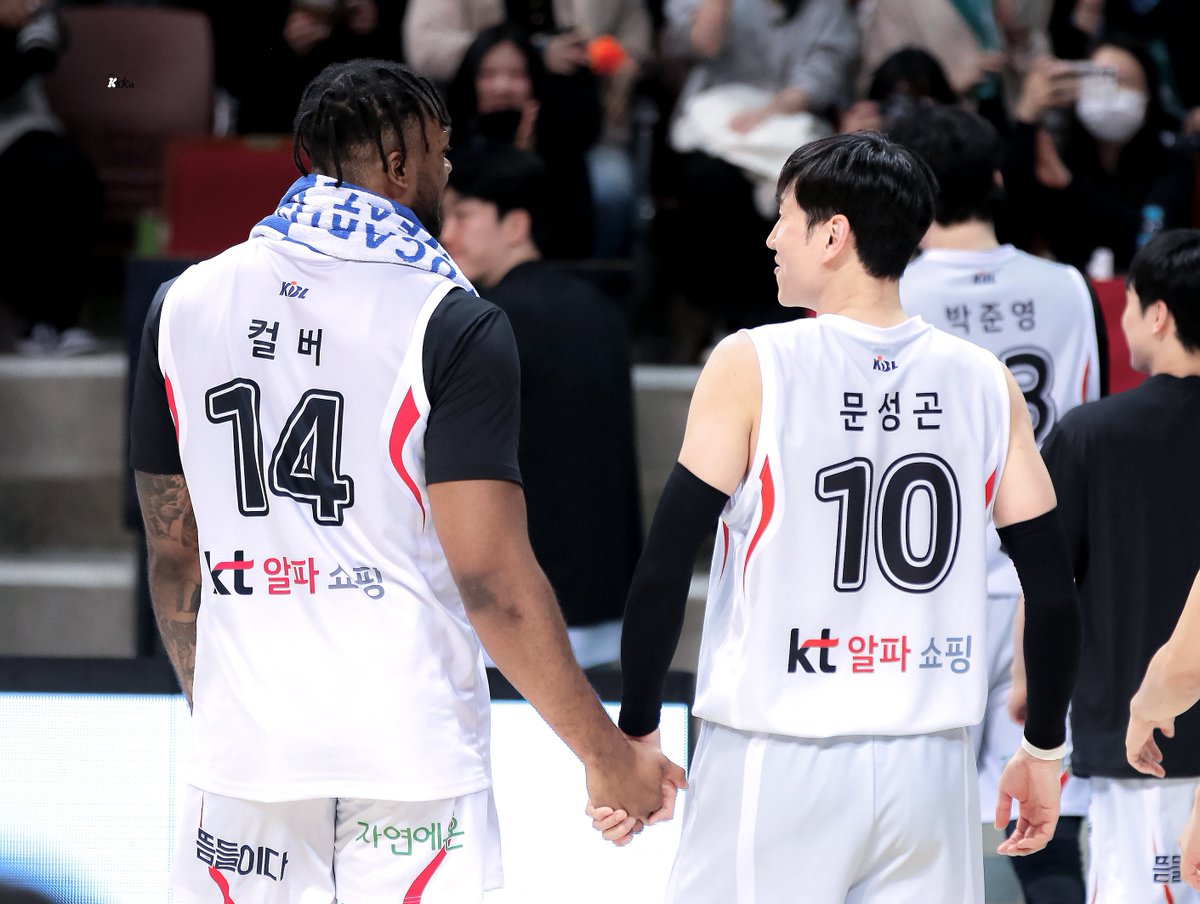 Kickit59's tweet image. 새 친구 진짜 잘 챙겨줌 아웅 따뜻해~~

#문성곤 #KT소닉붐