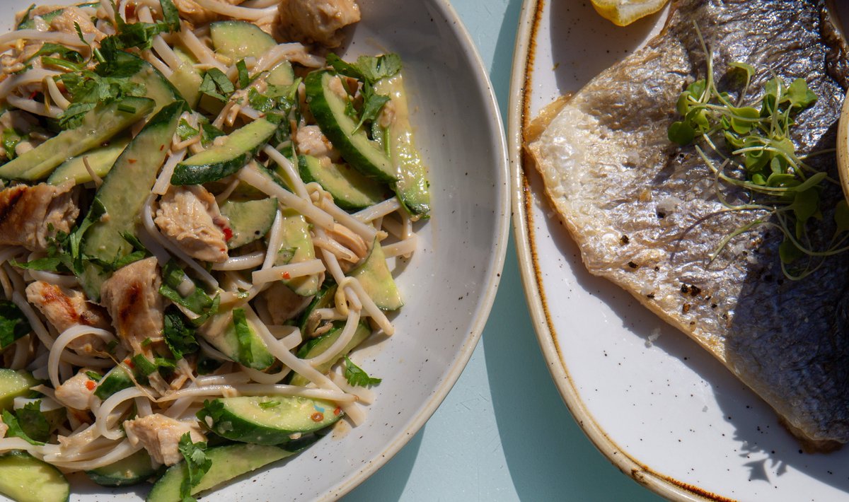 Lunch with a view? Yes, please! ☀️🍽️ Our pool bar restaurant is open and ready to serve you fresh, delicious bites by the water.