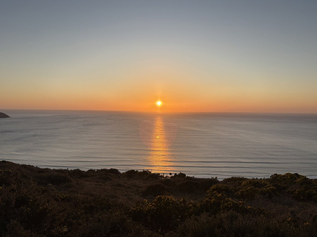 WoolacombeSurf's tweet photo. Woolacombe sunset 1st April 2025 ๐ #nofooling #woolacombe #sunset #woolacombebay #northdevon #beachsunset #goldensand #goldensundown #thatlldo #surf #surfcentre #horizons https://t.co/zUTgcYv9xe
