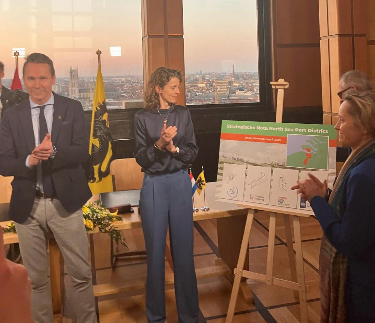 Nederland en Vlaanderen hebben afspraken gemaakt om het North Sea Port District verder te ontwikkelen. Dit gebied is 60 kilometer lang en loopt van Vlissingen tot Gent.

(1/3)