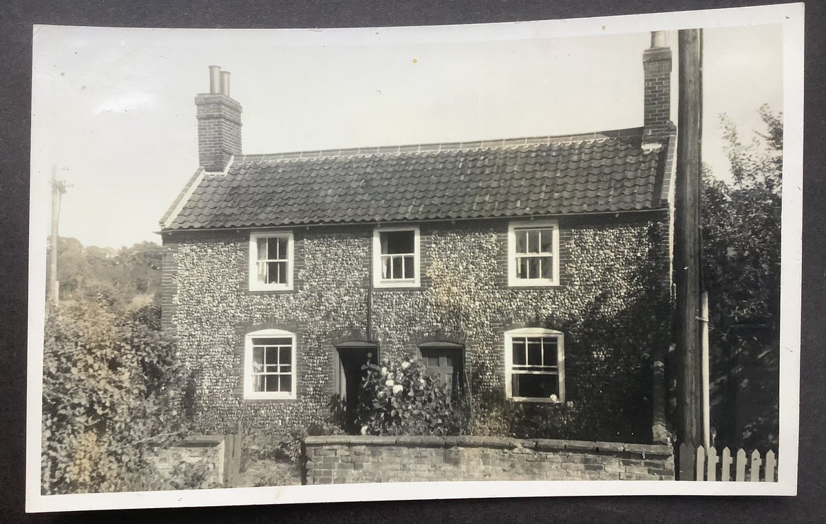 PaulSuttonKing's tweet photo. #Woodbridge Suffolk #WallsOnWednesday Old photo. https://t.co/7zmTYLkb54