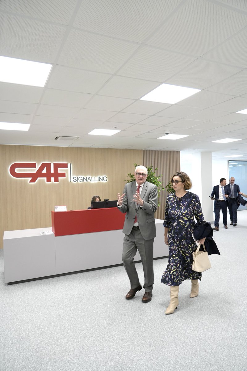 eetxanobe's tweet photo. ✨🚆 CAF Signalling ilusionatzen eta lurraldea egiten duten proiektu horietako bat da.
Más de 100 profesionales —muchos de ellos jóvenes y altamente cualificados— desarrollan desde Bizkaia soluciones integrales de control y señalización ferroviaria con un componente tecnológico. https://t.co/lSDHVH7K9G