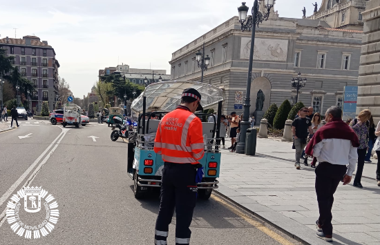 ¡#Buenosdías y #FelizMiércoles! Continuamos con la campaña que evite el estacionamiento indebido de los ‘tuk tuk’ 🛺 para reducir así los problemas de circulación y convivencia con los vecinos de zonas emblemáticas de #Madrid.
#AgentesDeMovilidad <a href="/MADRID/">Ayuntamiento Madrid</a>