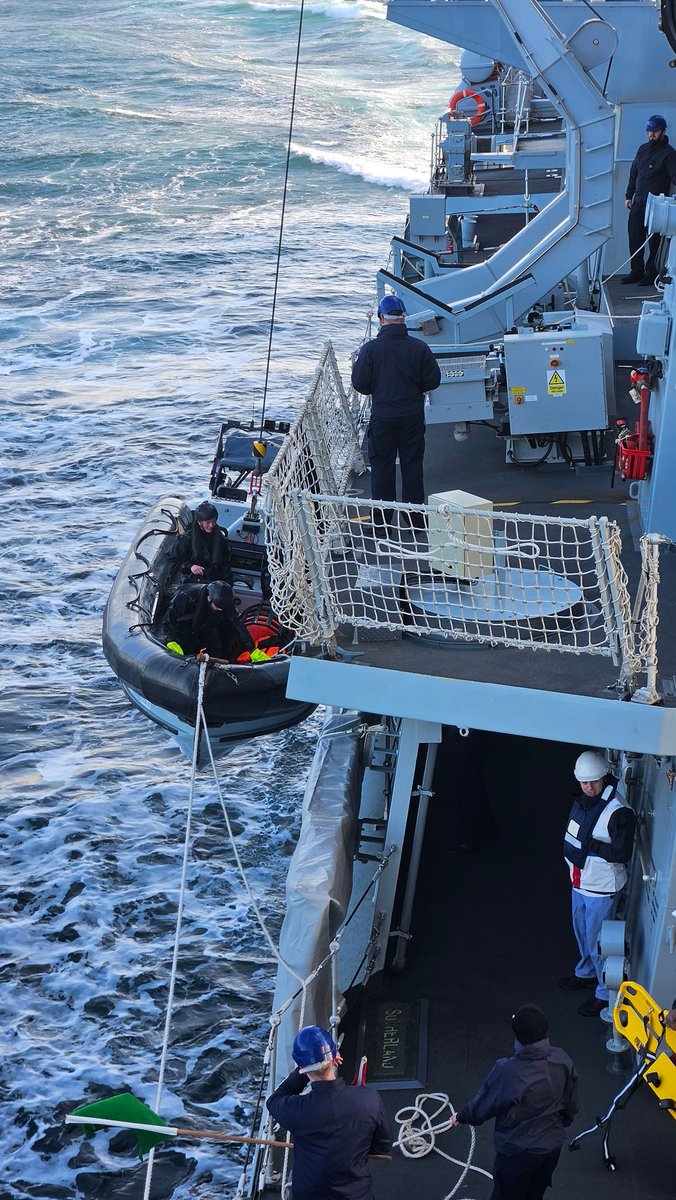 HMSSutherland's tweet photo. For exercise, for exercise, for exercise.....Man Overboard, Man Overboard, Man Overboard....Away Stbd Sea Boat....🌊
The Fighting Clan continues to train hard to prepare for the worst case scenarios you could experience out at sea.
#F81 #SansPeur https://t.co/idBydHw2QP