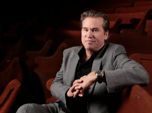 Val Kilmer, Vedette du Cinéma Qui a Incarné Batman et Jim Morrison, Décède à 65 Ans
#ValKilmer #Batman #CINEMA #JimMorrison
