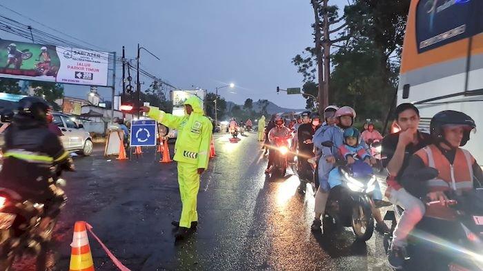 Peran polisi dalam mengatur arus mudik tak bisa dianggap sepele. Mereka bekerja tanpa kenal lelah untuk memastikan perjalanan tetap tertib dan aman. #KawalMudik #Mudik2025