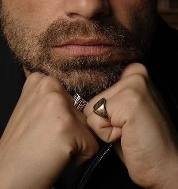 buckyeilish's tweet photo. HES STILL WEARING THE RING HERE IM GNNA KMS https://t.co/OYhiMdvBga