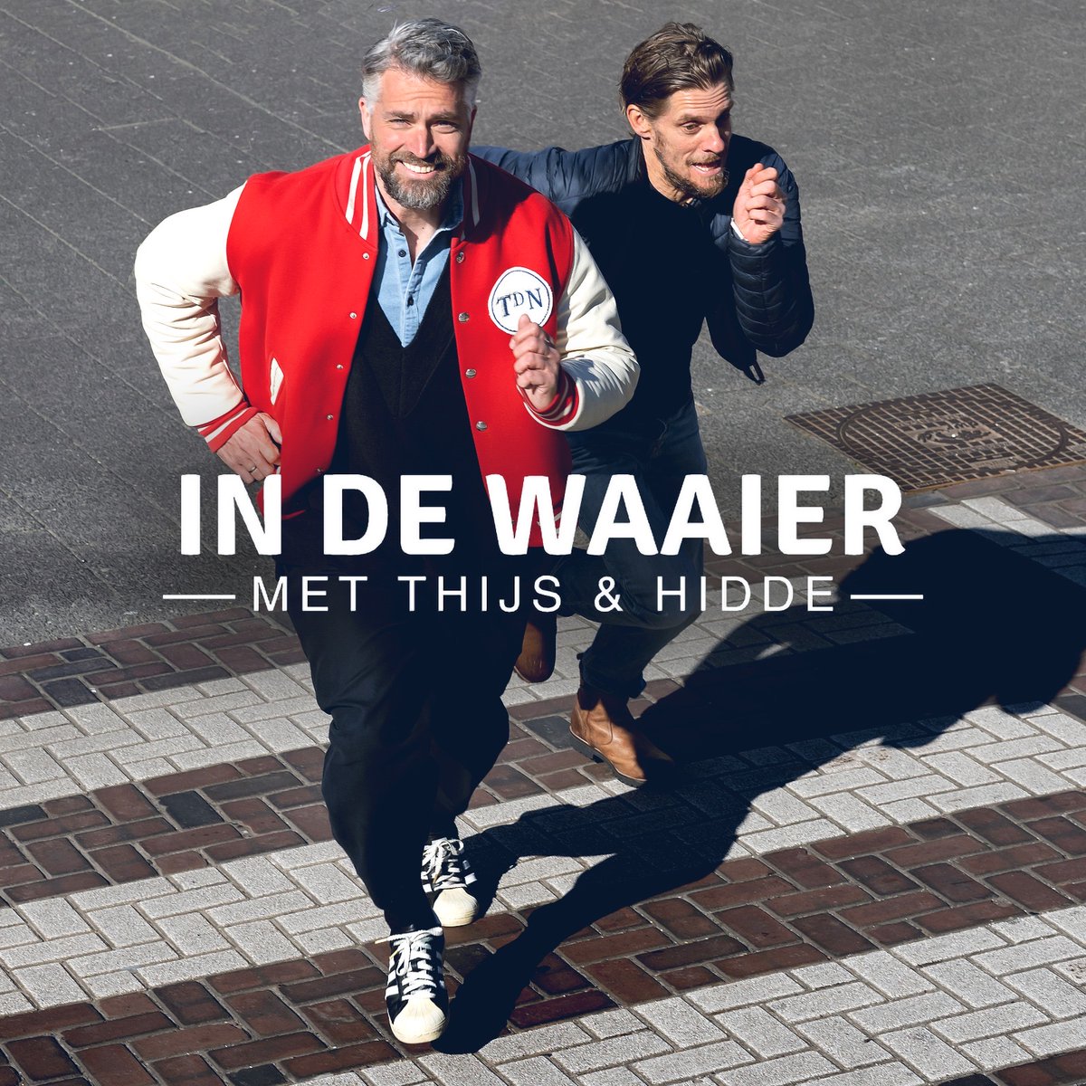 thijszonneveld's tweet image. Nee, het was geen 1 aprilgrap. En ja, het was een beetje abrupt.
Maar jullie zijn nog lang niet van ons af.
Natúúrlijk gaan we door. Onder een andere naam, maar op dezelfde voet. Met trots presenteren wij, samen met Dag en Nacht Media, onze nieuwe podcast In De Waaier.