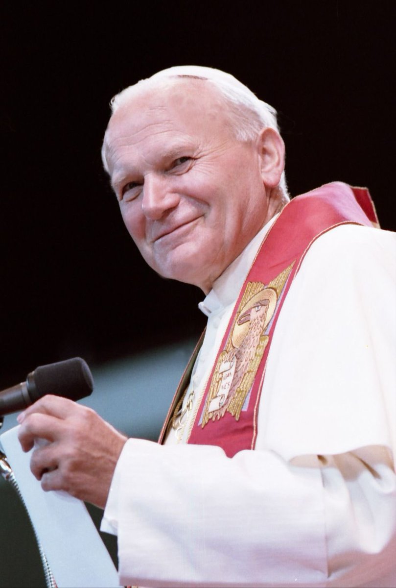 Vent’anni fa, il 2 aprile 2005, San Giovanni Paolo II passava dalla terra al cielo.

La sua forza spirituale, il suo amore per la libertà e la sua capacità di avvicinare alla fede uomini e donne di ogni generazione e latitudine restano vivi nella memoria e nel cuore di miliardi